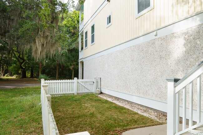 Building Photo - Four Bedroom Home on Ladies Island