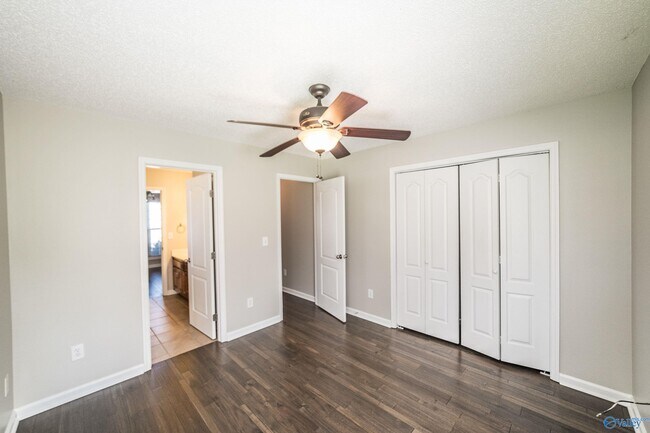 Building Photo - 129 High Noon Ln
