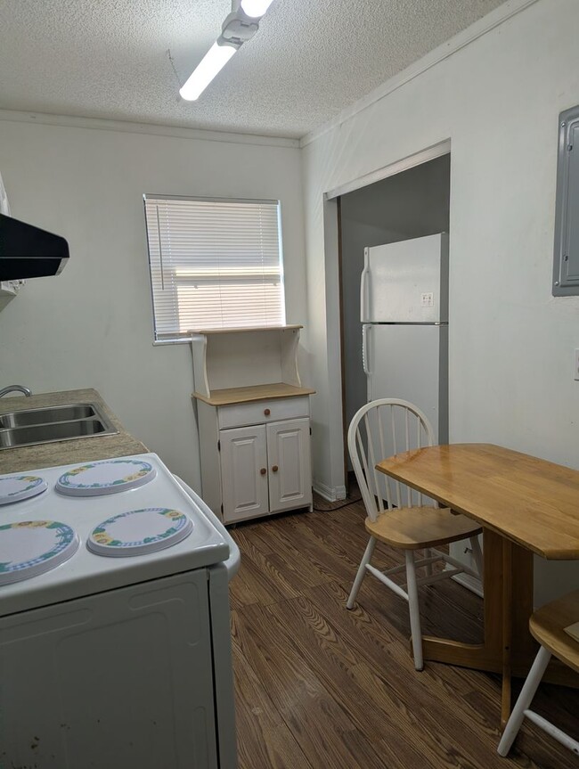 Building Photo - Furnished 1 bedroom, 1 bath duplex located in Umatilla