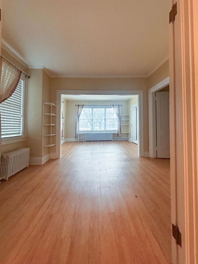 Building Photo - 30-32 Sherman St - Lakefront Living, Right in the Heart of Burlington