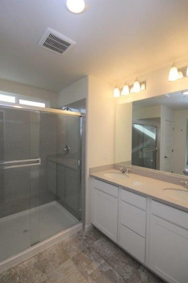 Building Photo - 3 Bed Home in Gated Elk Grove Community
