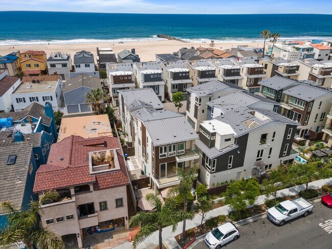 Building Photo - Contemporary luxury in a prime beachside l...
