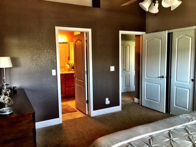 Building Photo - Beautiful 1-Bedroom with Balcony & Garage Available for Move In NOW