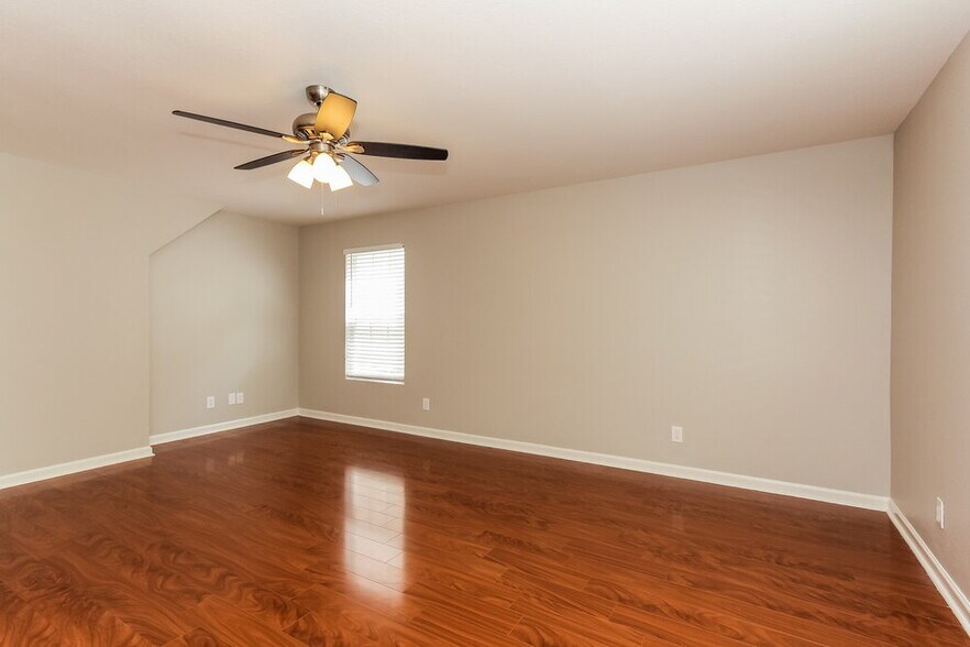 Building Photo - 7221 Fox Point Dr