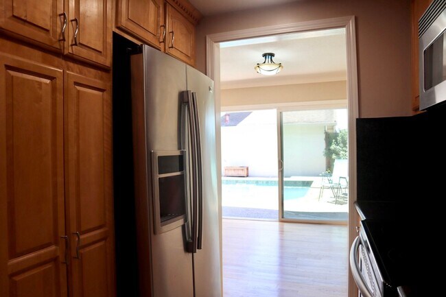 Building Photo - Gorgeous 4-bedroom home with pool – Lakesh...