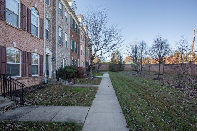 Building Photo - BEAUTIFUL 4 LEVEL TOWNHOME IN GERMANTOWN. 4 BEDROOM, 4.5 BATHS