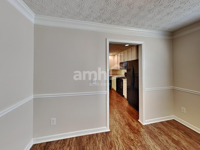 Building Photo - 327 Meadows Ln