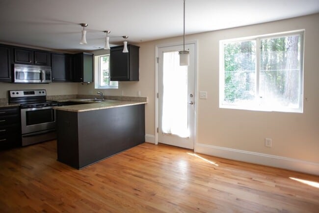 Building Photo - Sleek & Sun-Drenched 2BR Townhouse in Heart of Carrboro