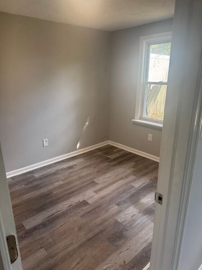 Building Photo - Charming 2 bedroom, 1 bath recently updated home ready for move in