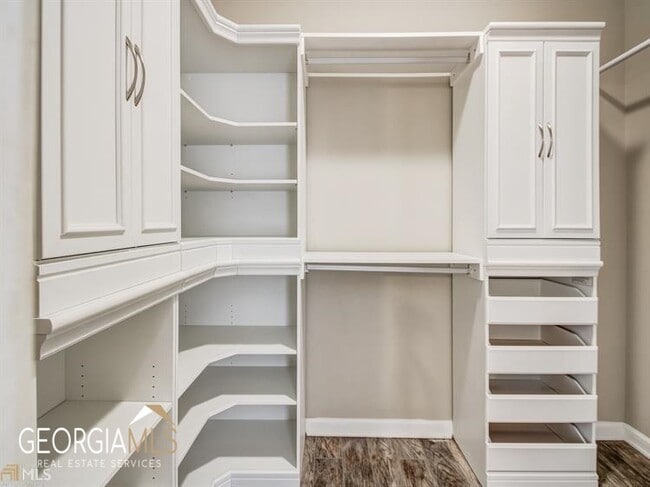 Building Photo - 54 Medallion Park