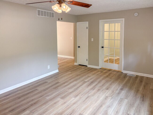 Building Photo - Single Family Residence
