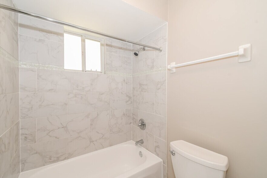 Building Photo - 282 Aquarius Cir W