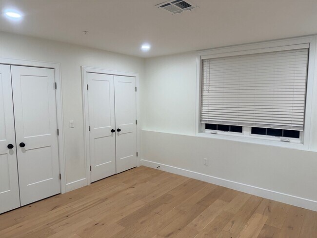 Building Photo - 17 School St