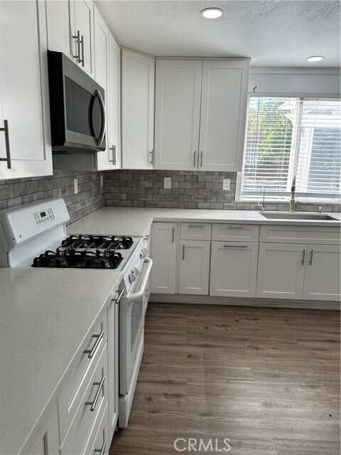 Building Photo - 8941 Carnation Dr