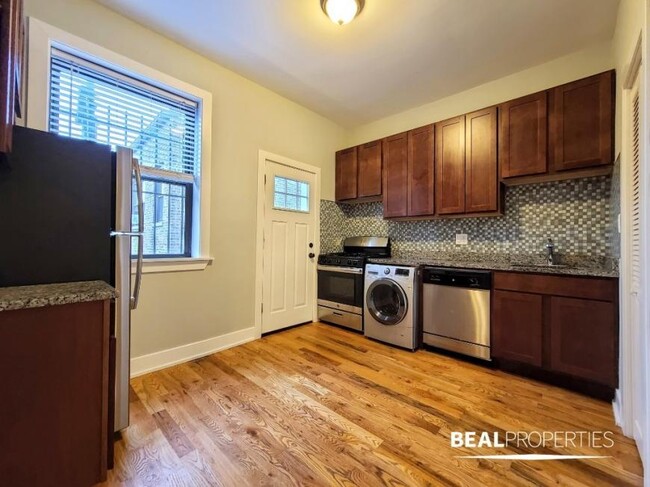 Building Photo - 3 bedroom in CHICAGO IL 60657