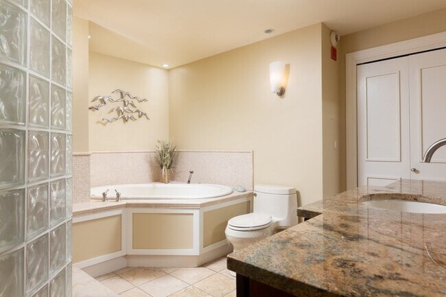 Building Photo - 65 E India Row