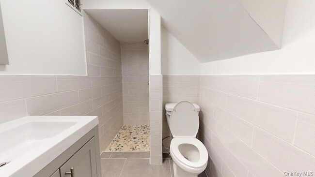 Building Photo - 67-12 Juno St