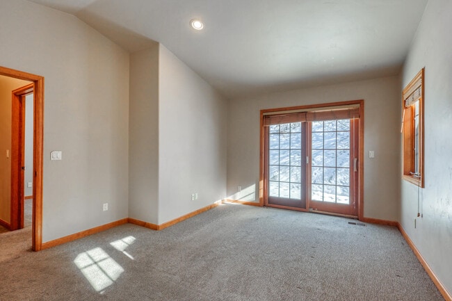 Building Photo - 140 Lions Ln