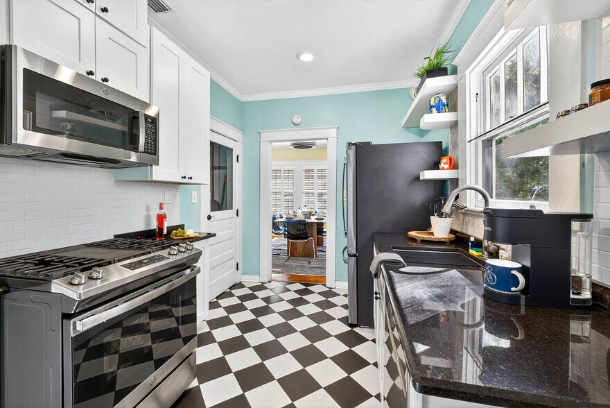 Building Photo - 3321 W San Juan St