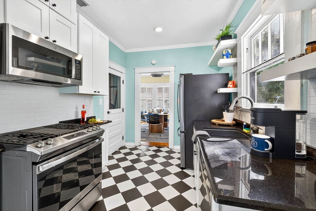 Building Photo - 3321 W San Juan St