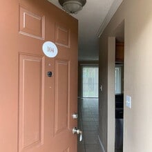Building Photo - Two BD/1 Bath  Gated Pool Cmmunity Largo FL