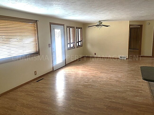 Building Photo - 4 BD, 2 BA HOUSE, HARDWOOD FLOORING THROUG...