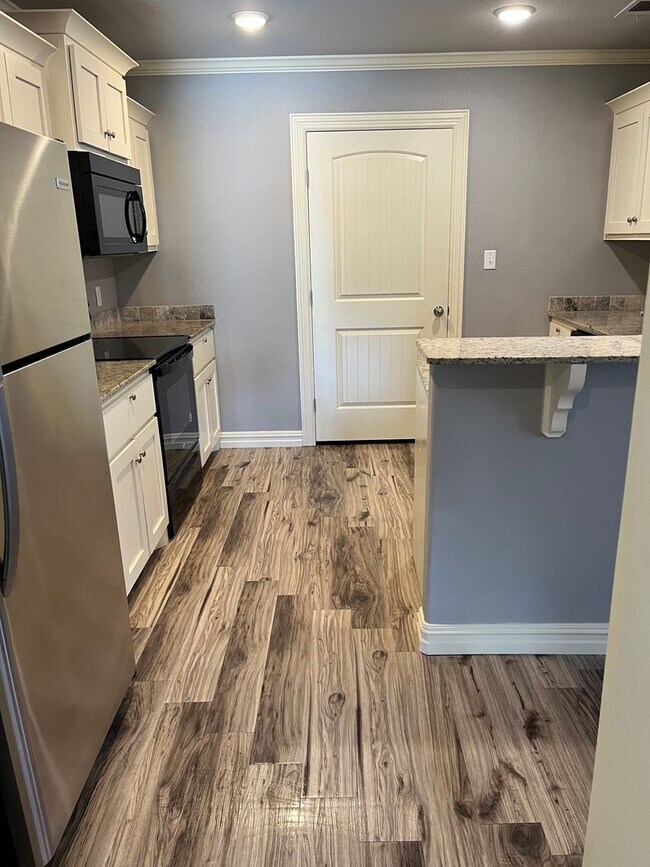 Building Photo - 3 bedroom duplex