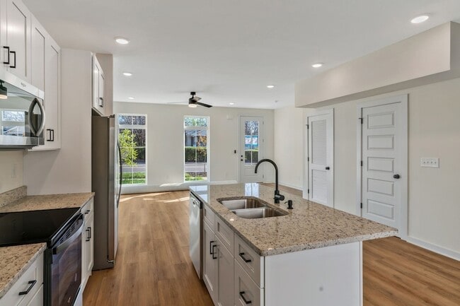 Building Photo - 310 Cedar St