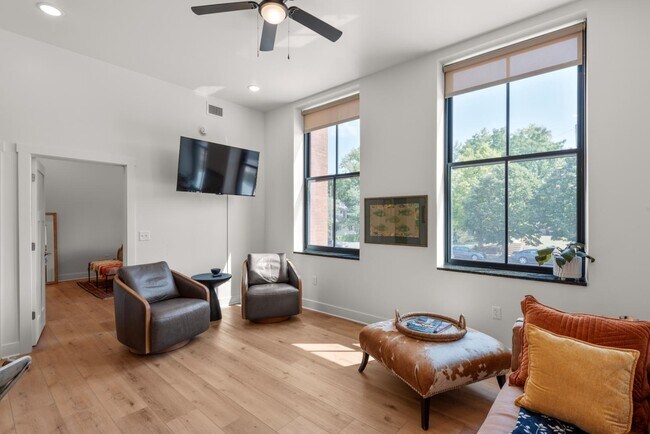 Building Photo - 301 N Mulberry St