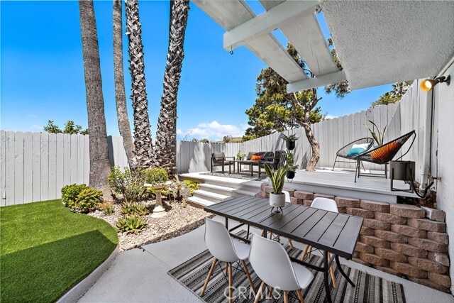 Building Photo - 2120 Temple Hills Dr