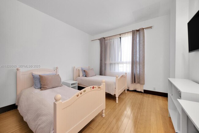 Building Photo - 251 Crandon Blvd