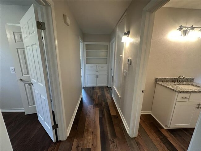 Building Photo - 2533 Chelsea Dr