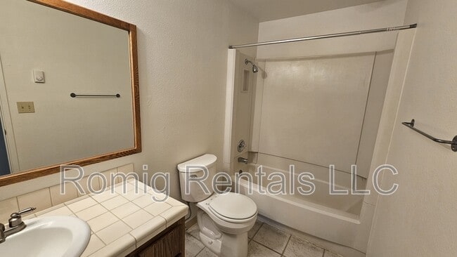 Building Photo - 1602 SE 145th Ct