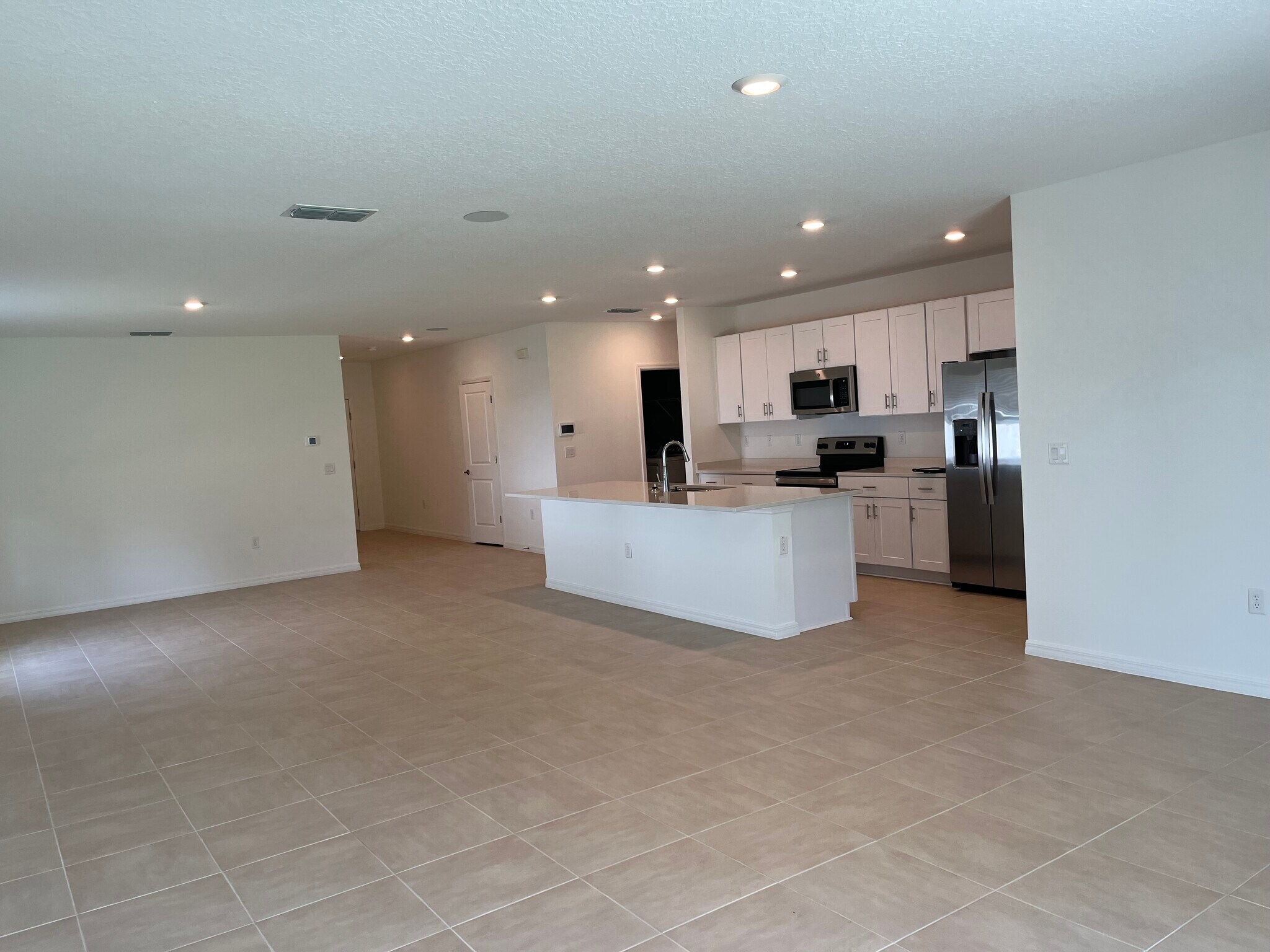 Building Photo - 2068 Rosewood Cir