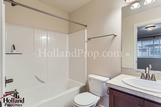 Building Photo - Spacious End-Unit Condo in Prime Beaverton...