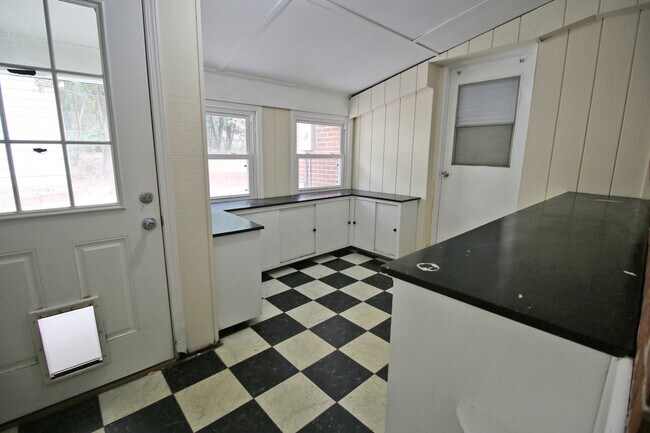 Building Photo - 2807 Holt Dr