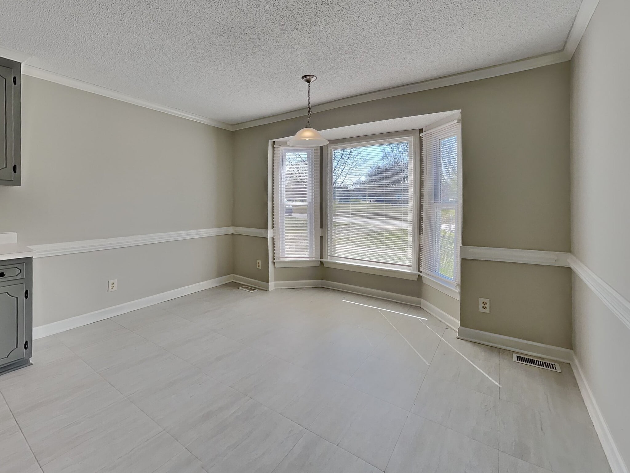 Building Photo - 3016 Lindsay Dr