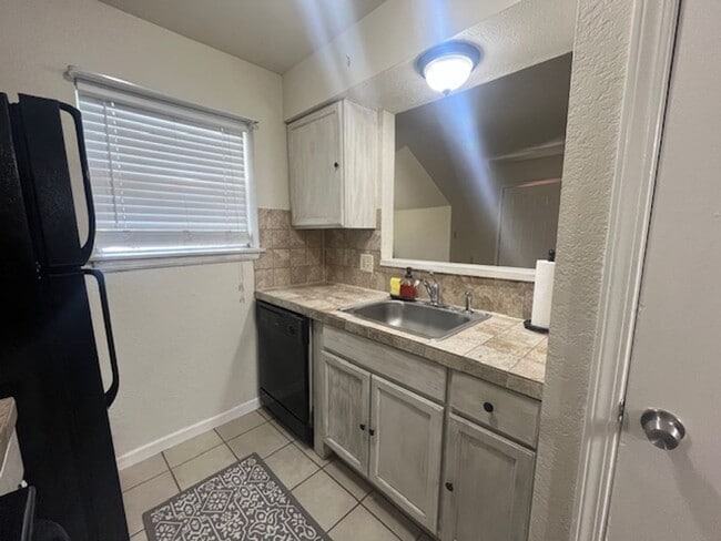 Building Photo - All Bills Paid/ Fully Furnished