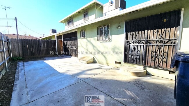 Building Photo - 3BR / 1.5BA Duplex – Water, Sewer, Trash & Gardener Included – Pet Friendly