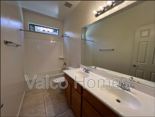 Building Photo - 1305 E Nightingale Ln
