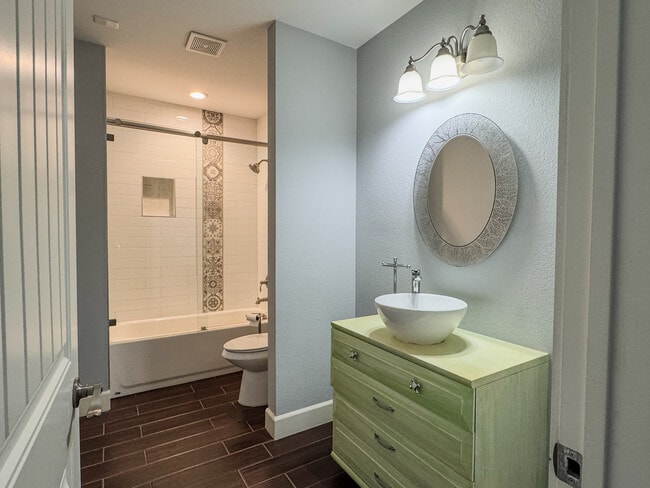 Building Photo - 2901 Lee St