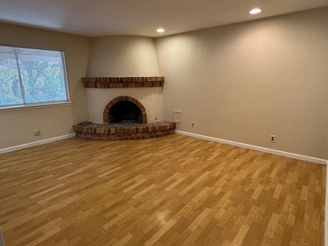 Building Photo - 4708 Brookwood St NE