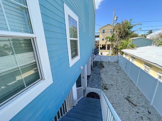 Building Photo - 37 Palm Dr