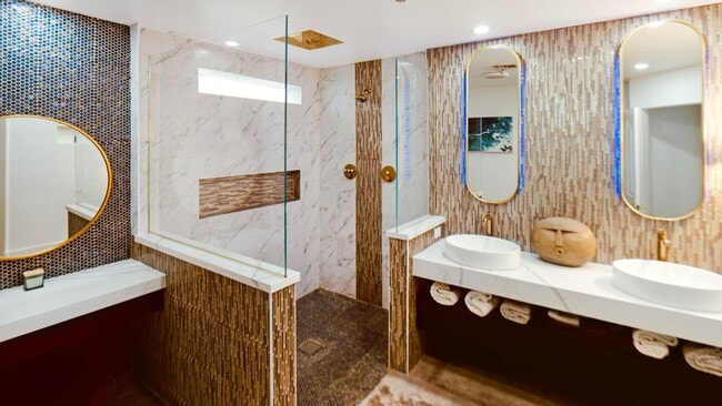 Building Photo - Designer Delight in Green Valley