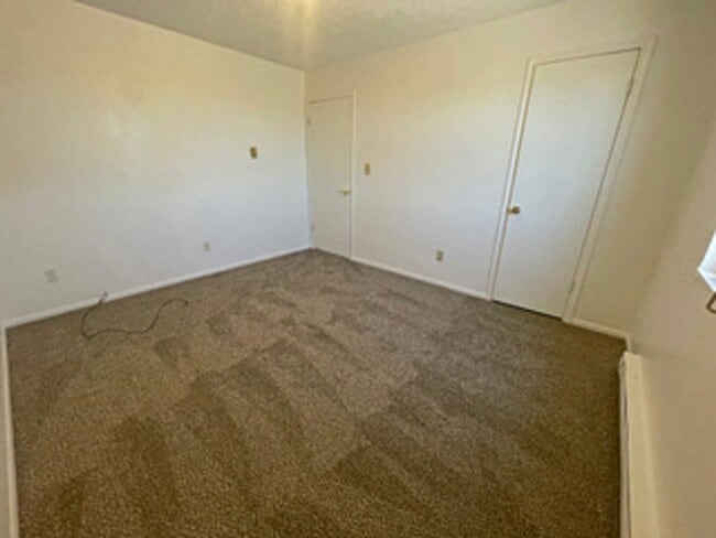 Building Photo - 2bed 1bath duplex with fenced yard