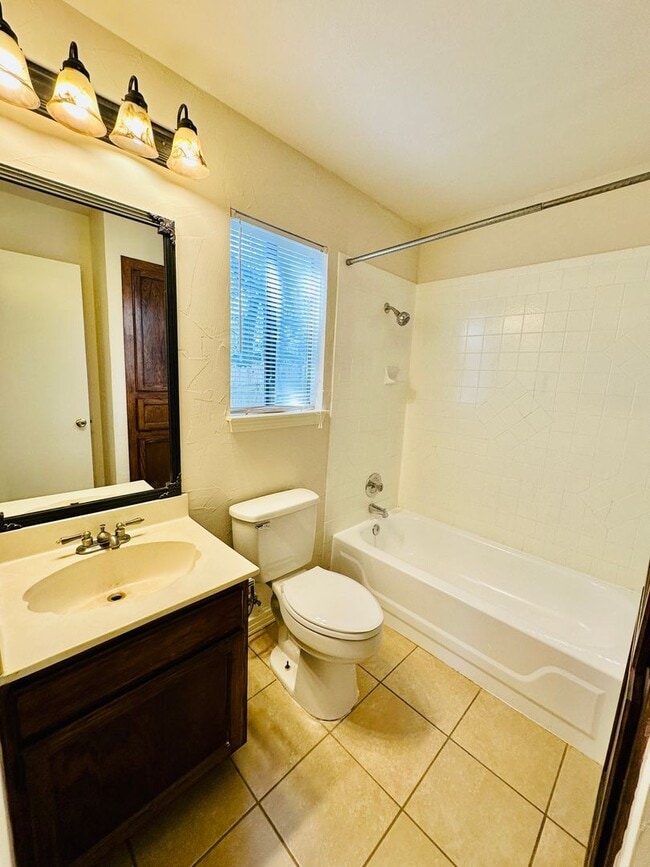Building Photo - Ground Floor 1BR Condo with Private Yard i...