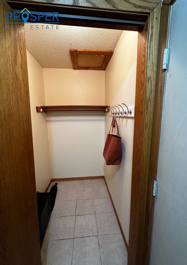 Building Photo - 3 Bedroom Unit Located Near Oakwood Mall