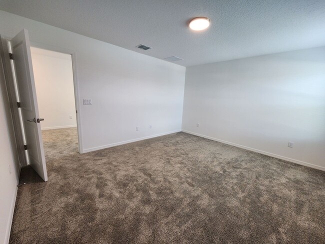 Building Photo - Beautiful 2 story 4 bedroom, 2.5 bathroom