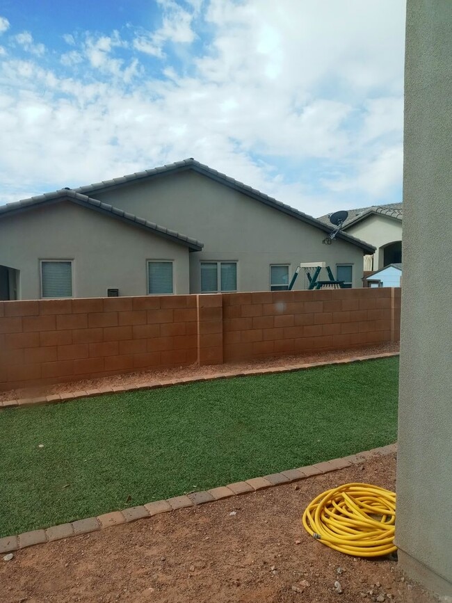 Building Photo - FOUR BEDROOM-SINGLE STORY-RIO RANCHO