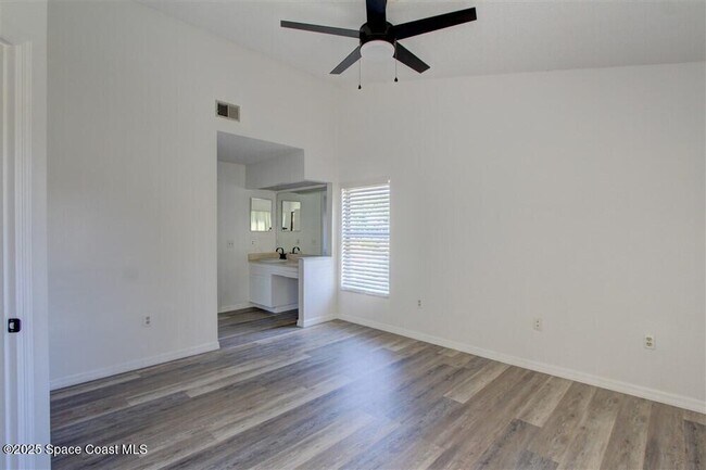 Building Photo - 1051 Country Club Dr